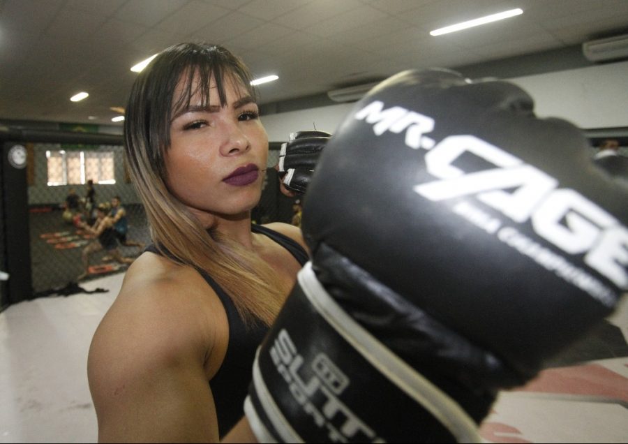 Lutadora trans Anne Veriato enfrenta homem no Mr. Cage 34, em março, em Manaus. Foto: Winnetou Almeida.