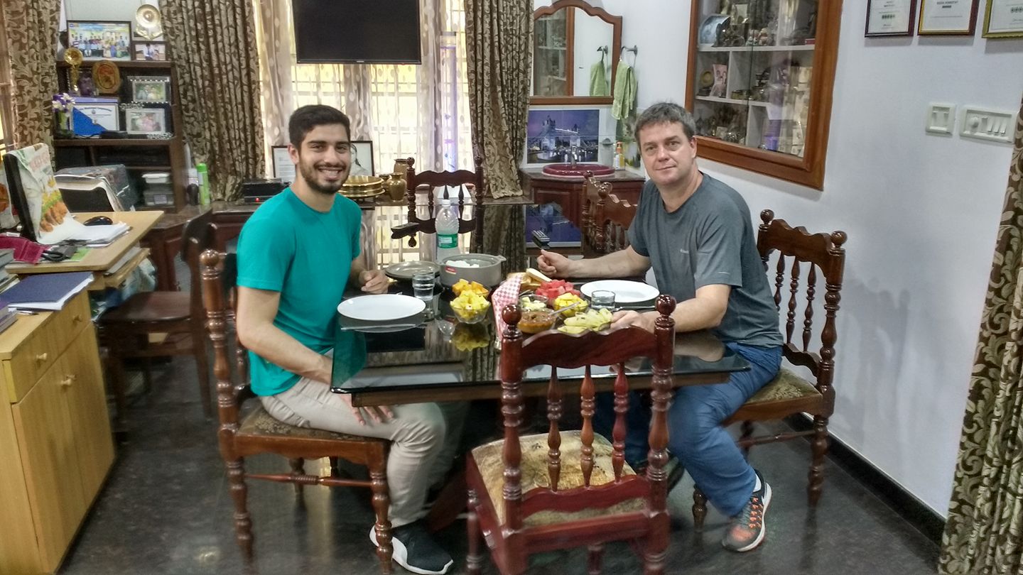 À direita, o chef Yuri Ogurtsova, do Tuk Tuk, e o professor de ioga e atendente do restaurante, Ruan Kaoan. Foto: Yuri Ogurtsova/Arquivo pessoal