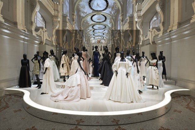 A exposição reúne cerca de 300 peças de alta costura, além de vestidos, obras de arte, móveis e pinturas. (Crédito: divulgação).