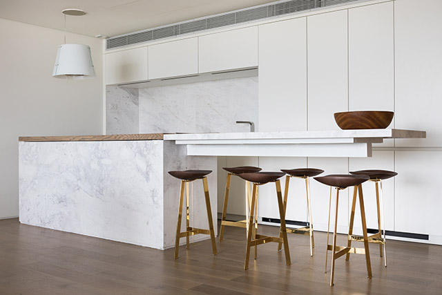 O piso em carvalho francês contrasta com as cores minimalistas e neutras do ambiente. (crédito: divulgação).