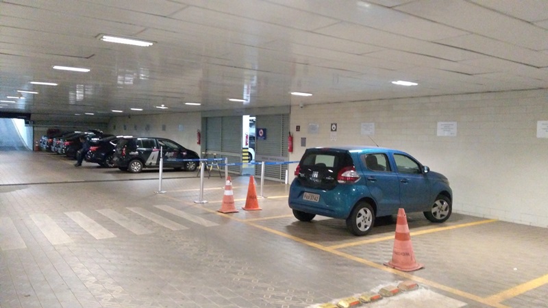 Como abriu mão de carro oficial, Reguffe chega ao Senado dirigindo o seu Fiat Mobi.