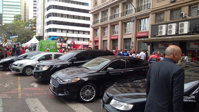 Quatro carros ficaram à disposição do ex-presidente Lula em Porto Alegre durante julgamento do TRF-4, em janeiro.