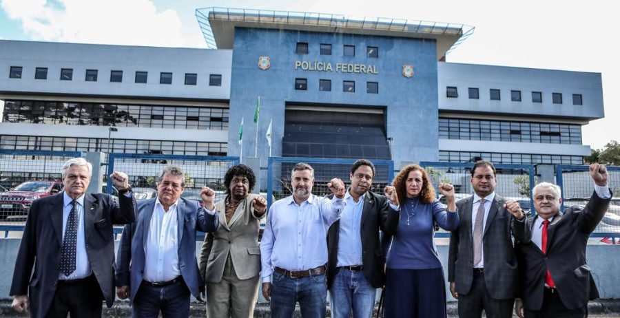 Deputados petistas posam para foto em frente à sede da PF, em Curitiba, em apoio ao ex-presidente Lula, que está preso no local.
