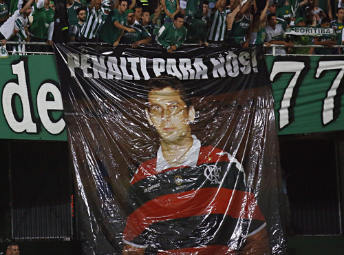 Homenagem da torcida do Coritiba para Wagner Reway, que agora prejudicou o Flamengo.