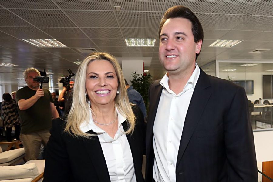 Cida e Ratinho no debate da Gazeta do Povo. Foto: Albari Rosa/Gazeta do Povo.